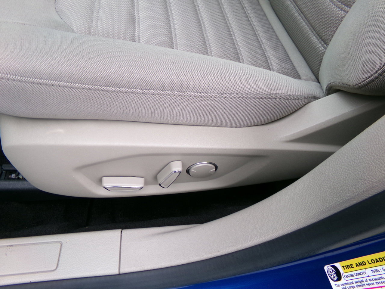 Used 2018 Ford Fusion SE image 12