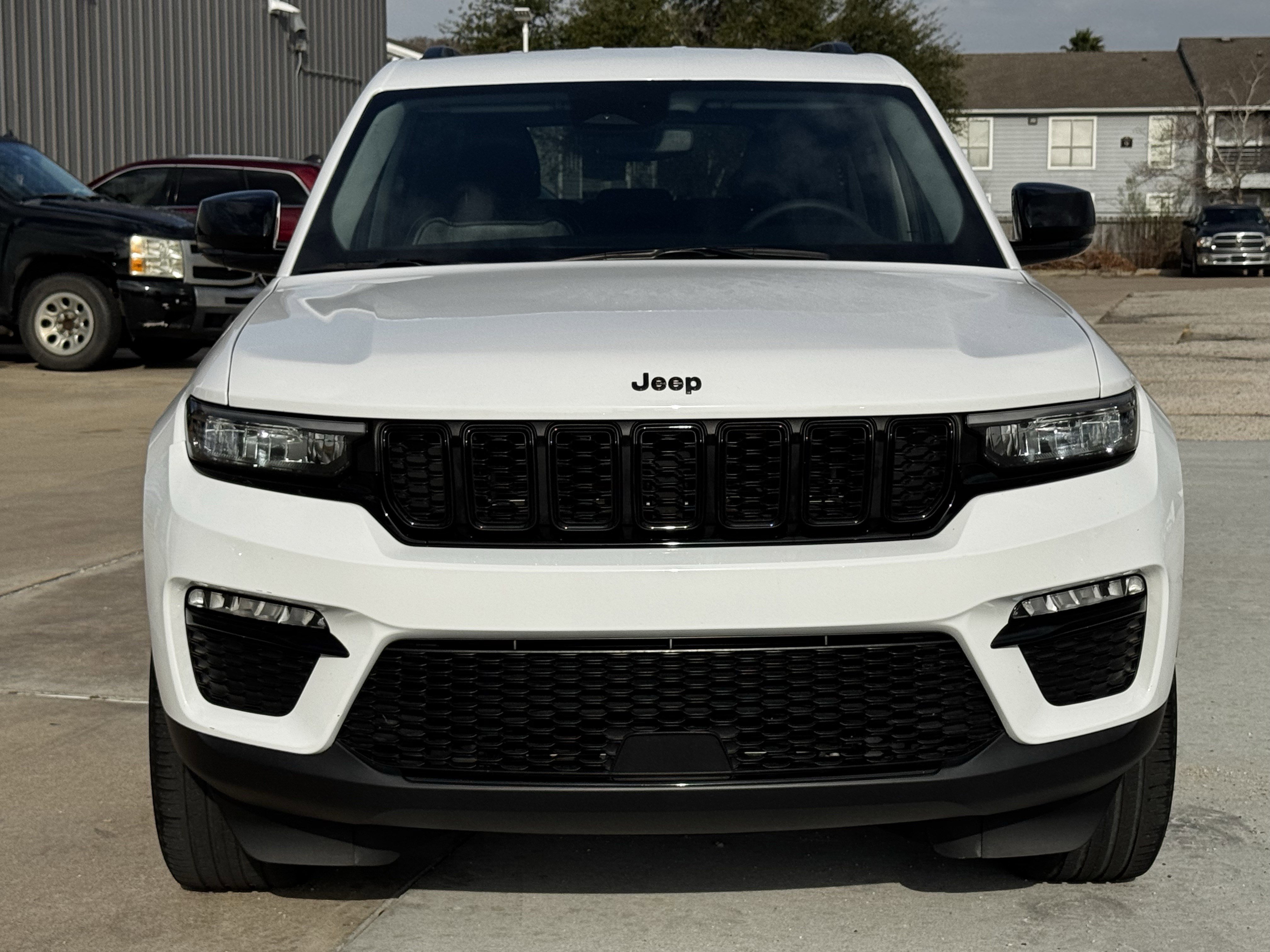 Used 2023 Jeep Grand Cherokee Limited w/ Black Appearance Package image 3