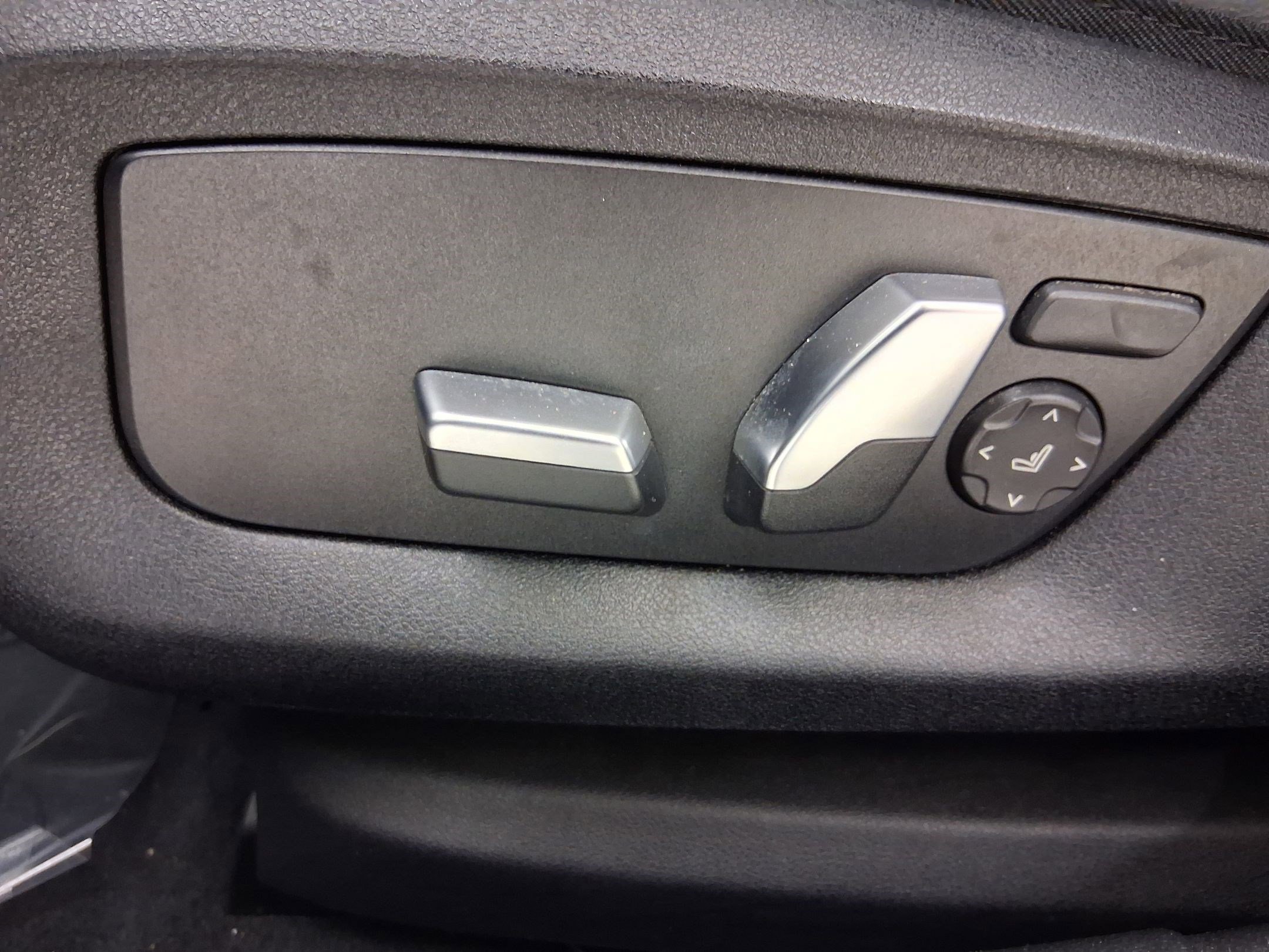 Used 2023 BMW 530e w/ Convenience Package RWD image 13