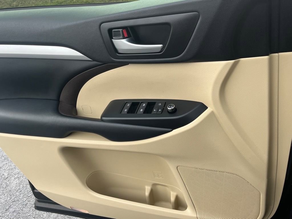 Used 2019 Toyota Highlander AWD V6 image 23