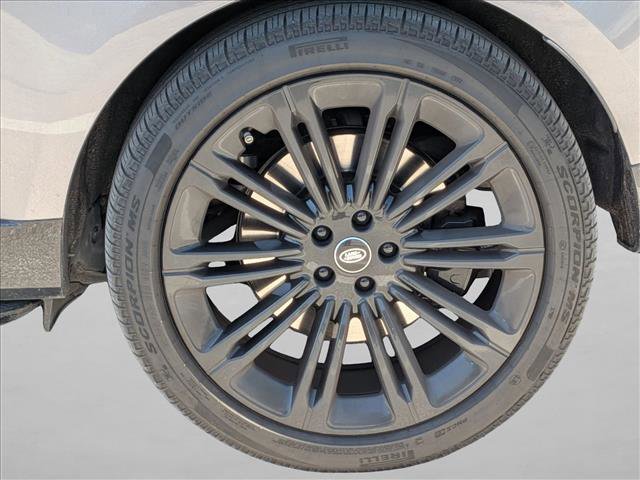 Used 2025 Land Rover Range Rover Long Wheelbase SE image 8