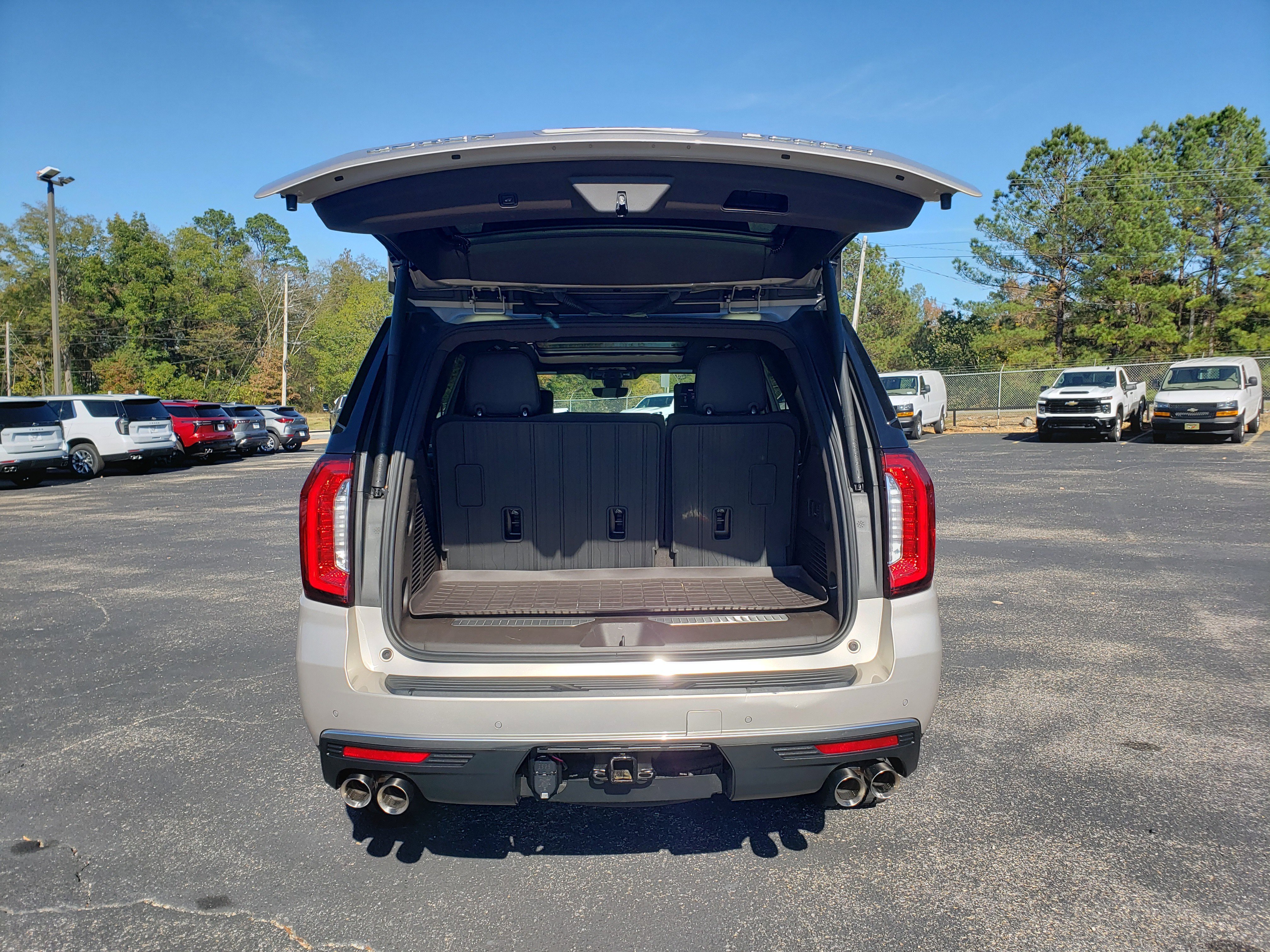 Used 2021 GMC Yukon Denali w/ Denali Premium Package image 9