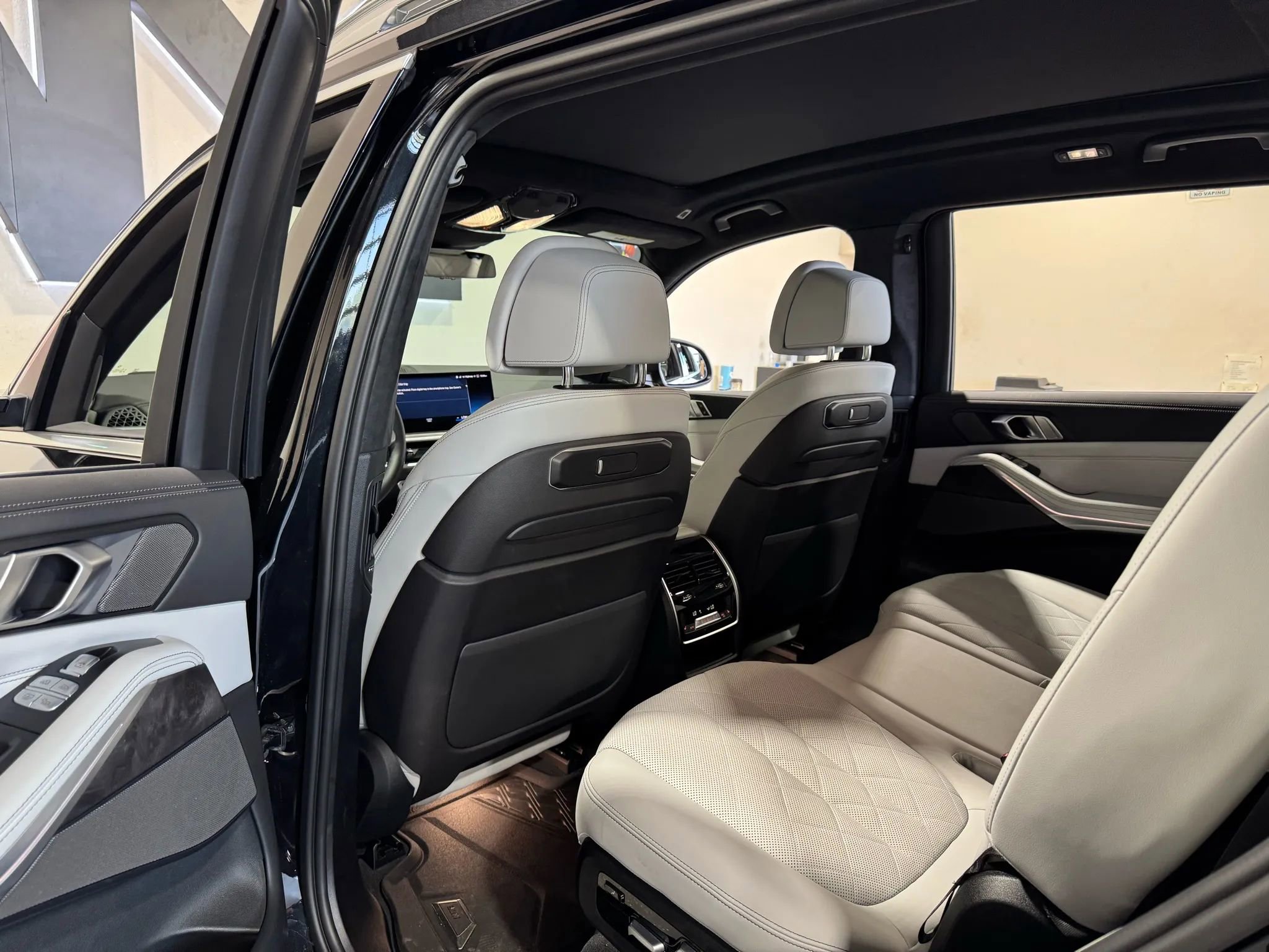 Used 2023 BMW X7 xDrive40i w/ Premium Package image 12