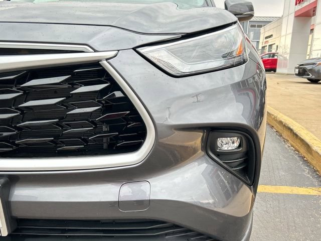 Used 2023 Toyota Highlander XLE image 3