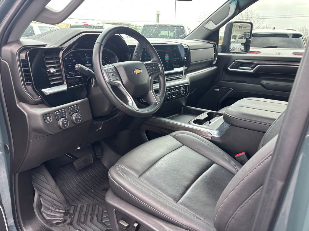 Used 2025 Chevrolet Silverado 2500 LTZ w/ LTZ Convenience Package image 7