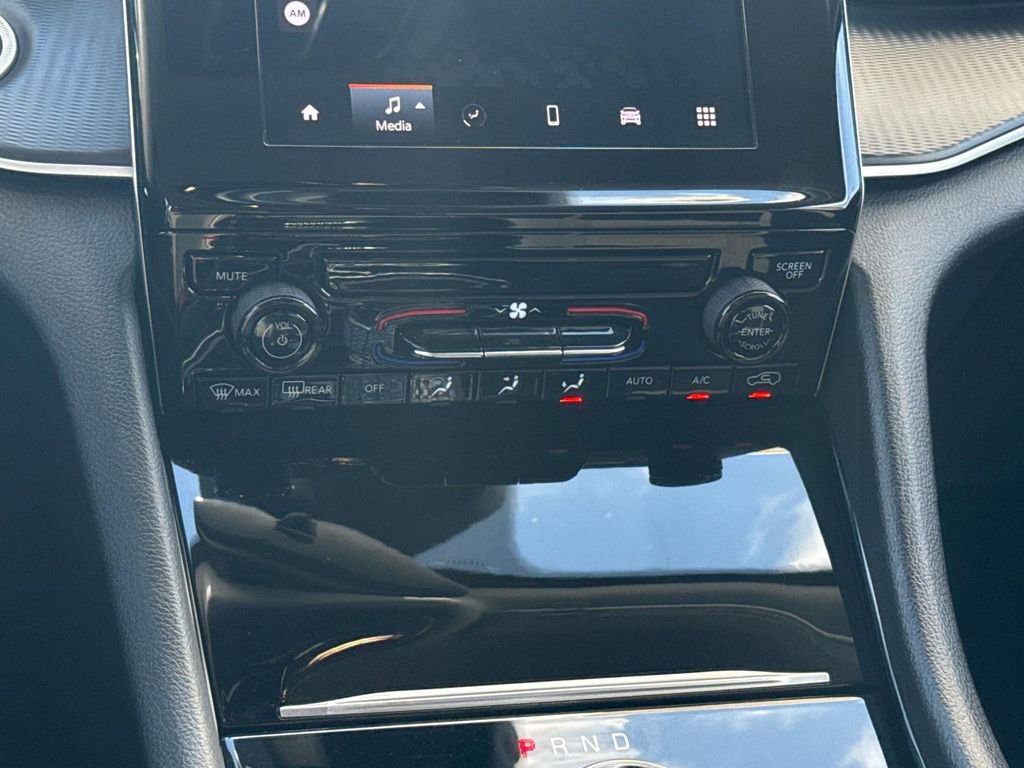 Used 2023 Jeep Grand Cherokee L Laredo image 16