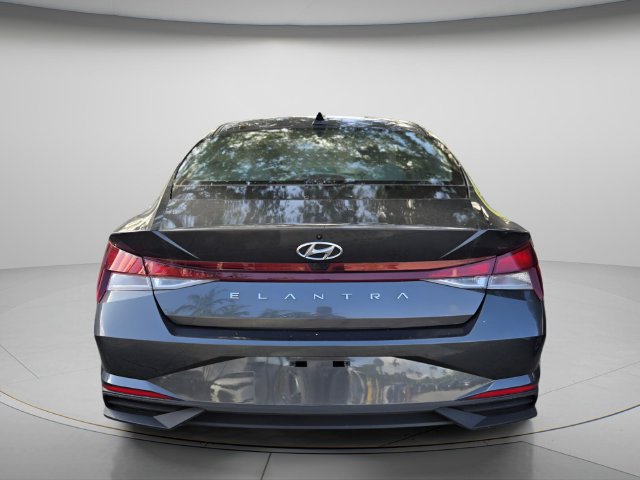 Used 2023 Hyundai Elantra SEL w/ Preferred Accessory Package FWD image 5