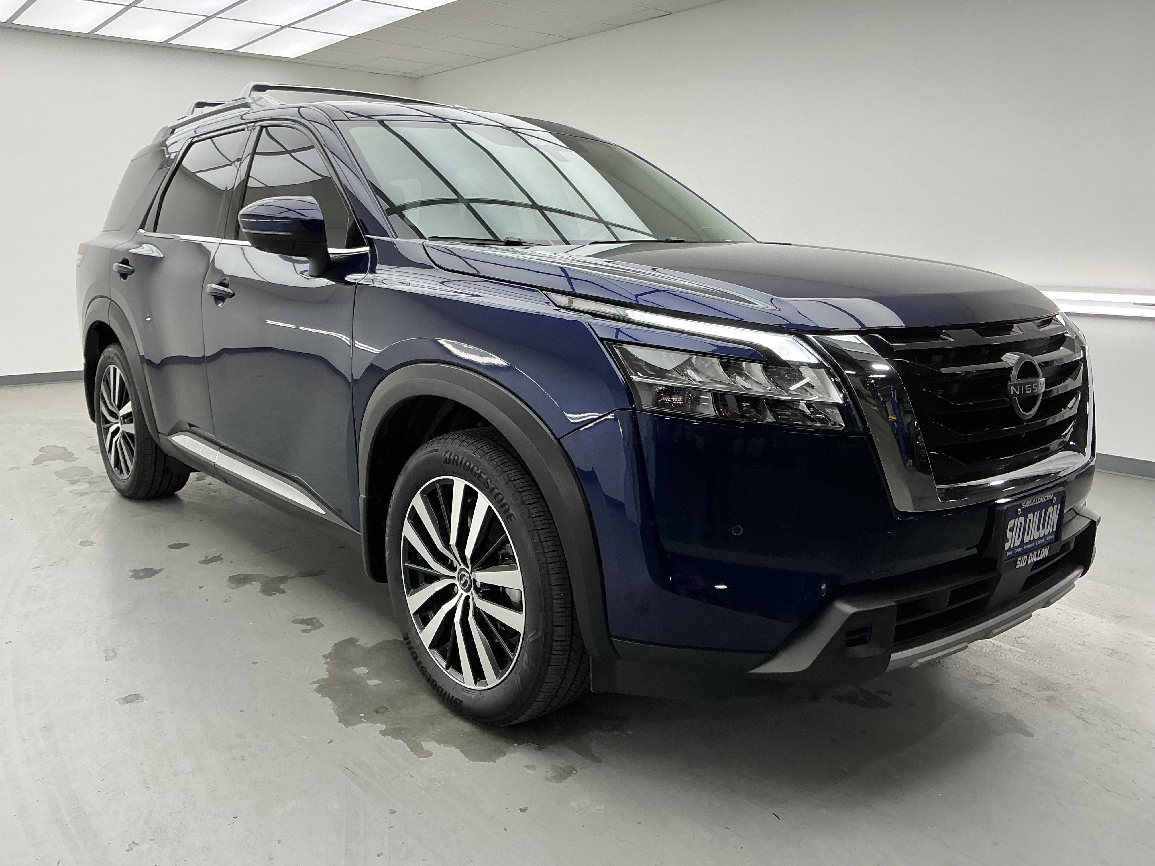 Used 2024 Nissan Pathfinder Platinum image 3