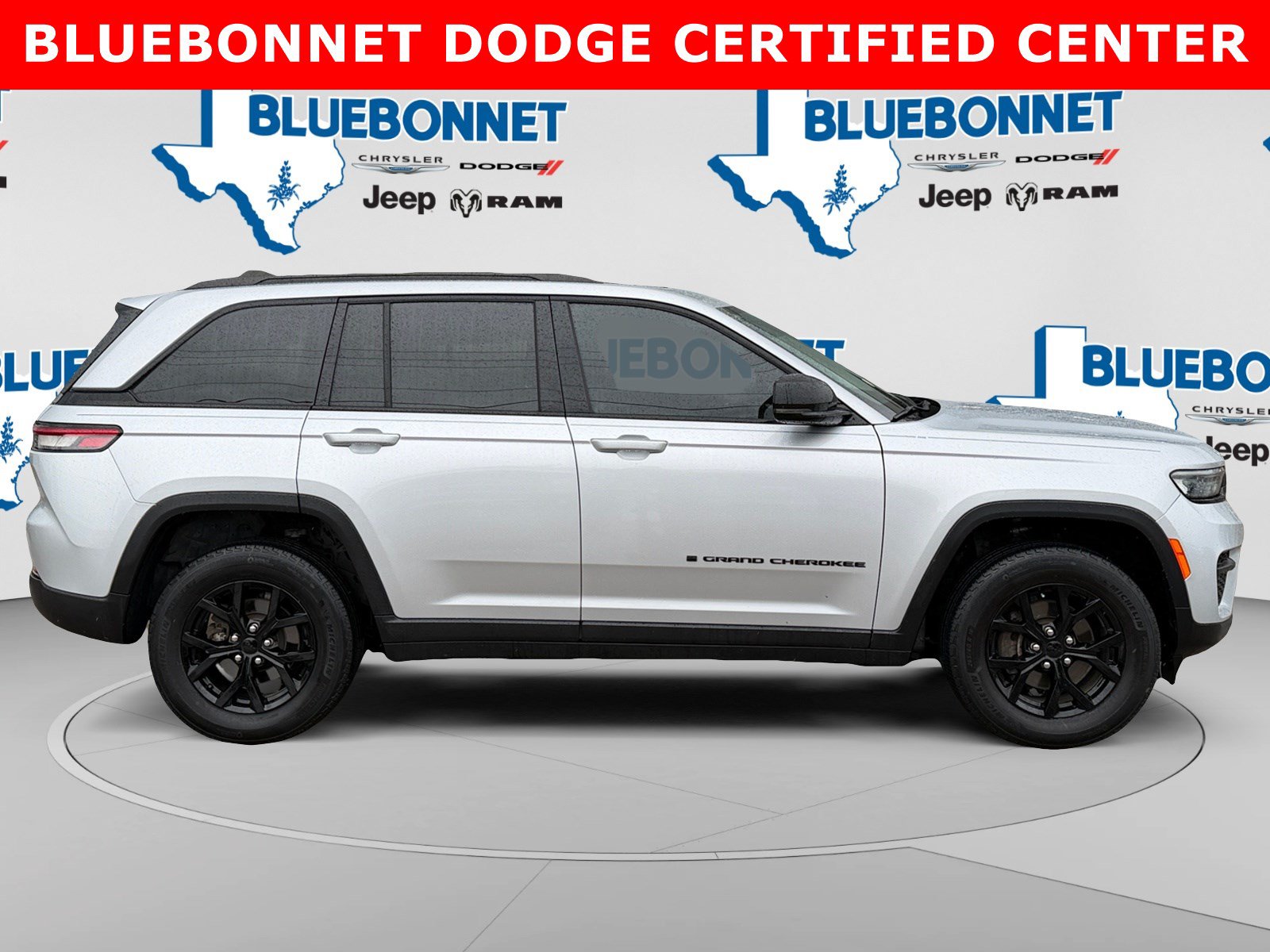 Used 2024 Jeep Grand Cherokee Altitude AWD/4WD image 4