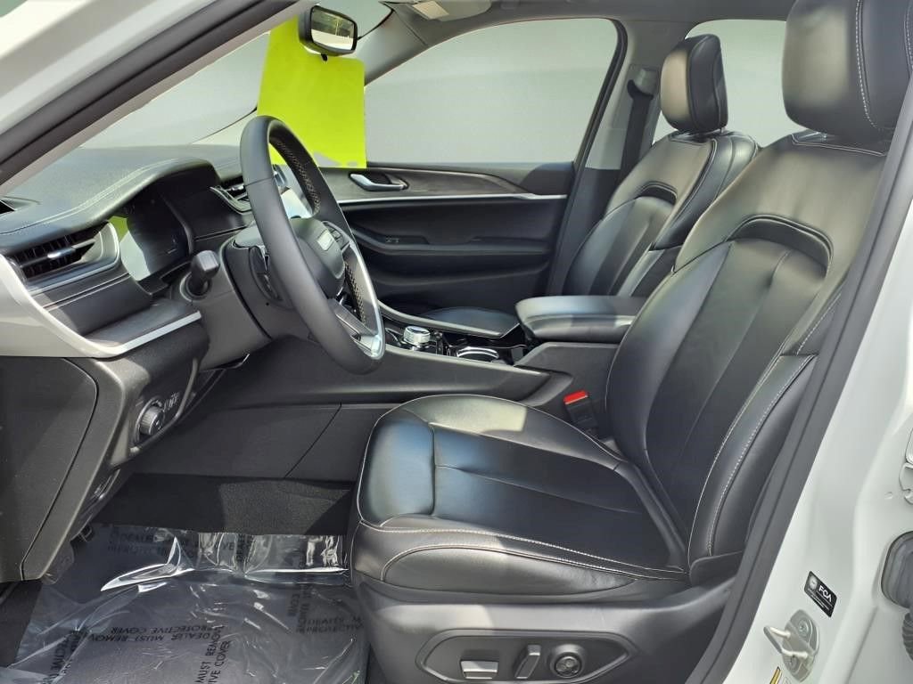 Used 2023 Jeep Grand Cherokee Limited image 4