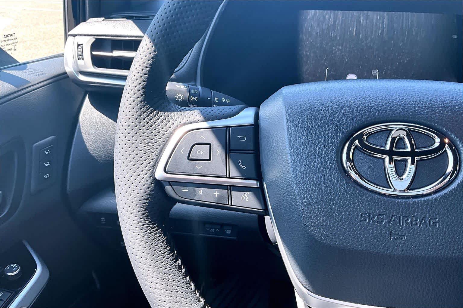 Used 2025 Toyota Sienna Limited AWD/4WD image 23