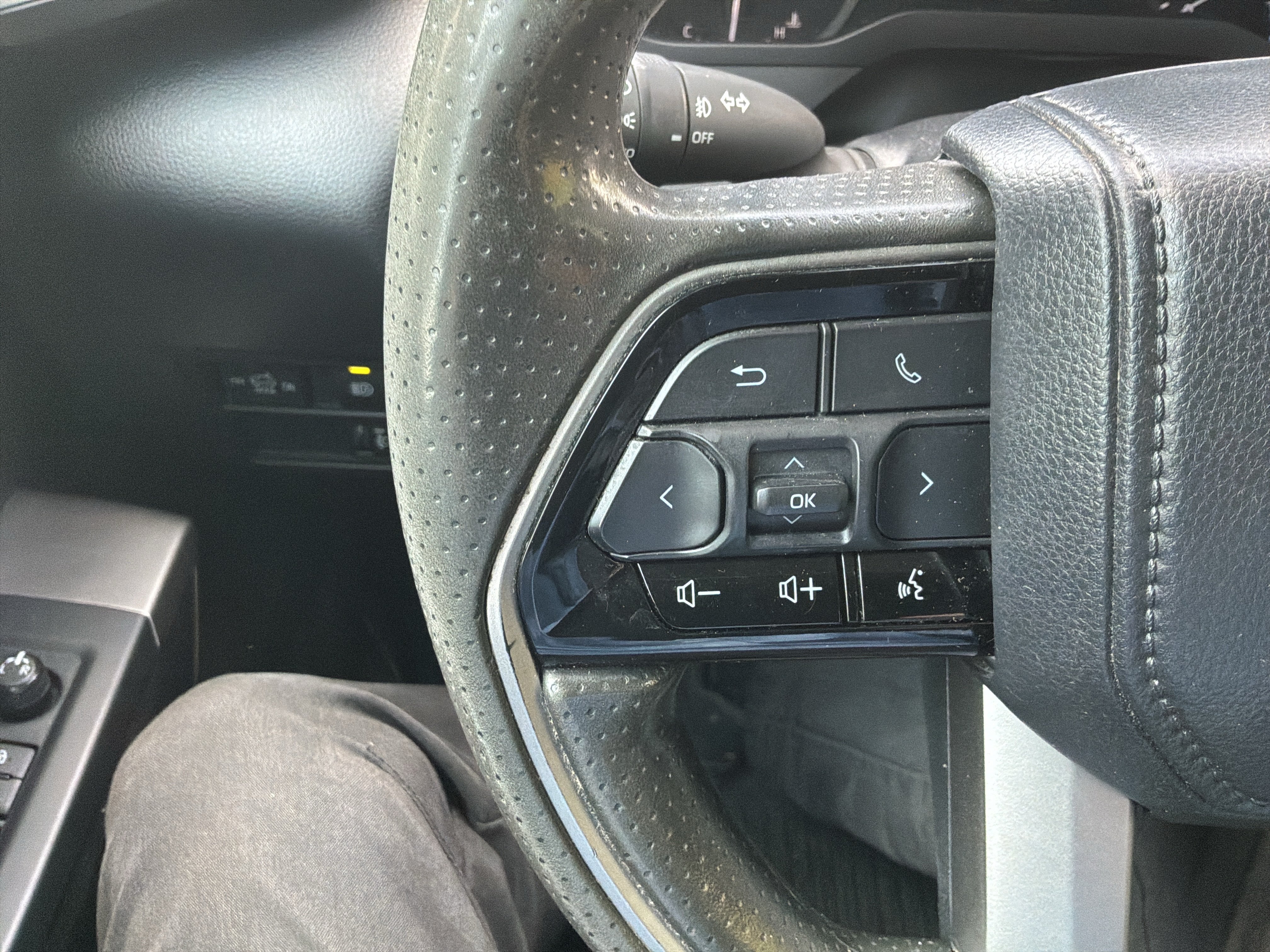 Used 2022 Toyota Tundra SR5 w/ SR5 Convenience Package AWD/4WD image 19