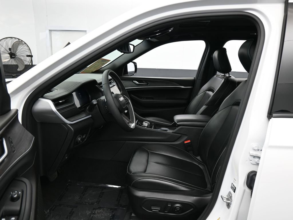 Used 2024 Jeep Grand Cherokee Limited RWD image 12
