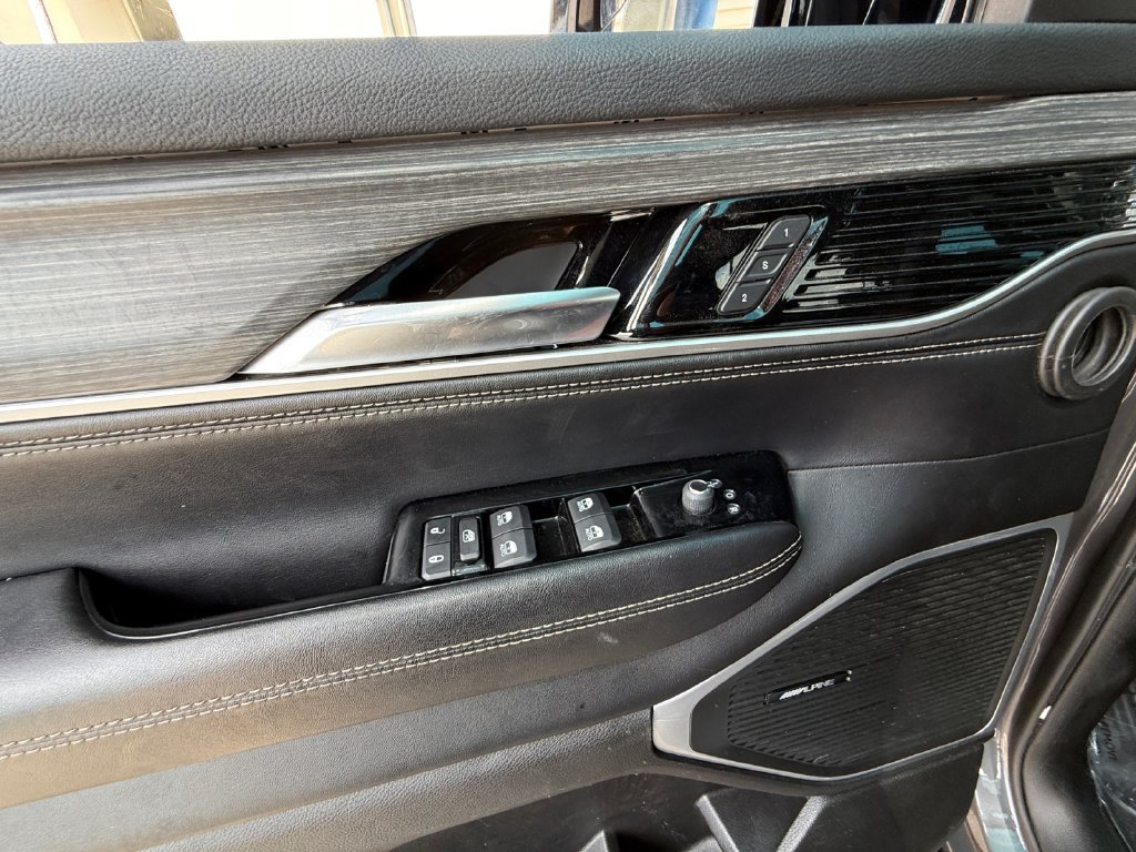 Used 2024 Jeep Wagoneer Series II w/ Flexible Seating Group AWD/4WD image 11