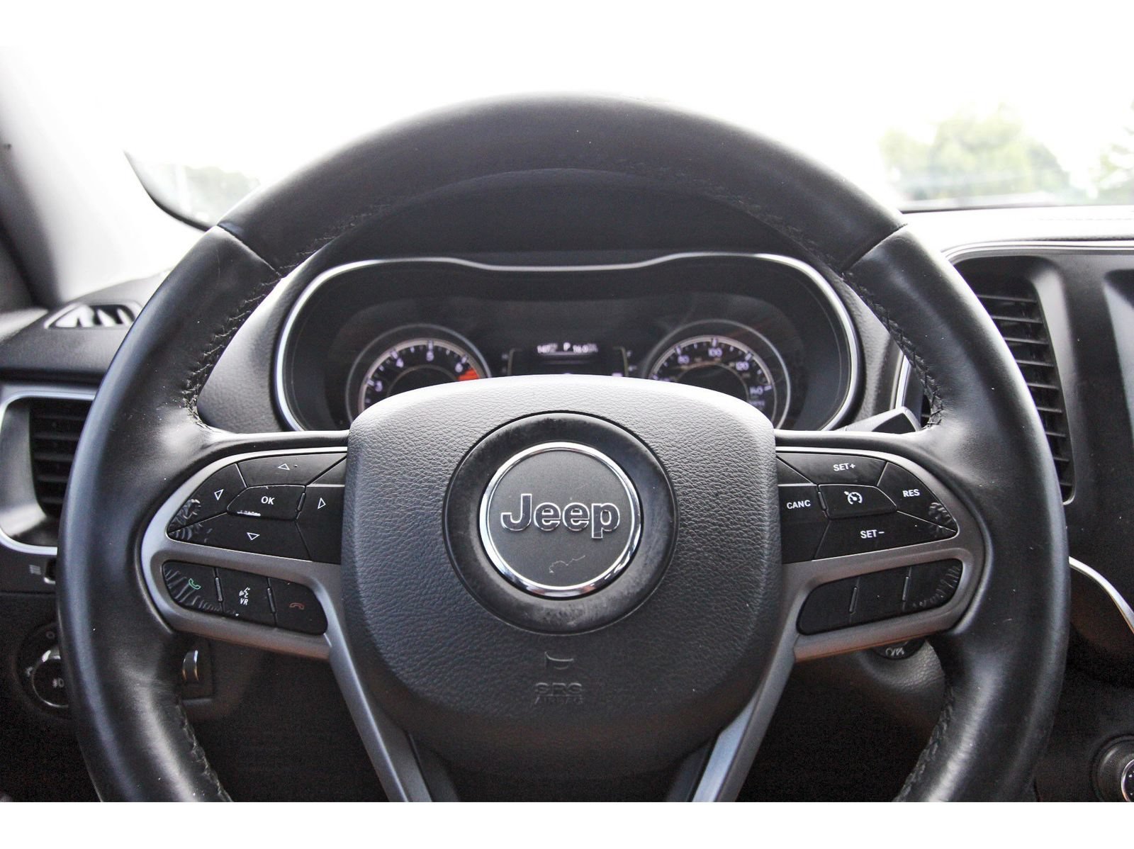 Used 2019 Jeep Cherokee Latitude Plus FWD image 16