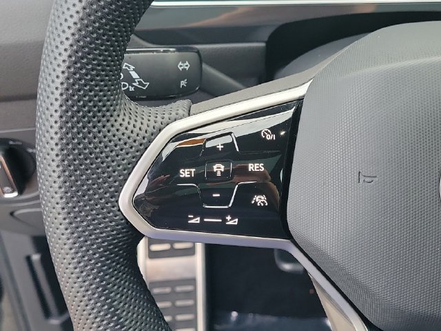 Certified 2022 Volkswagen Tiguan SE R-Line FWD image 21