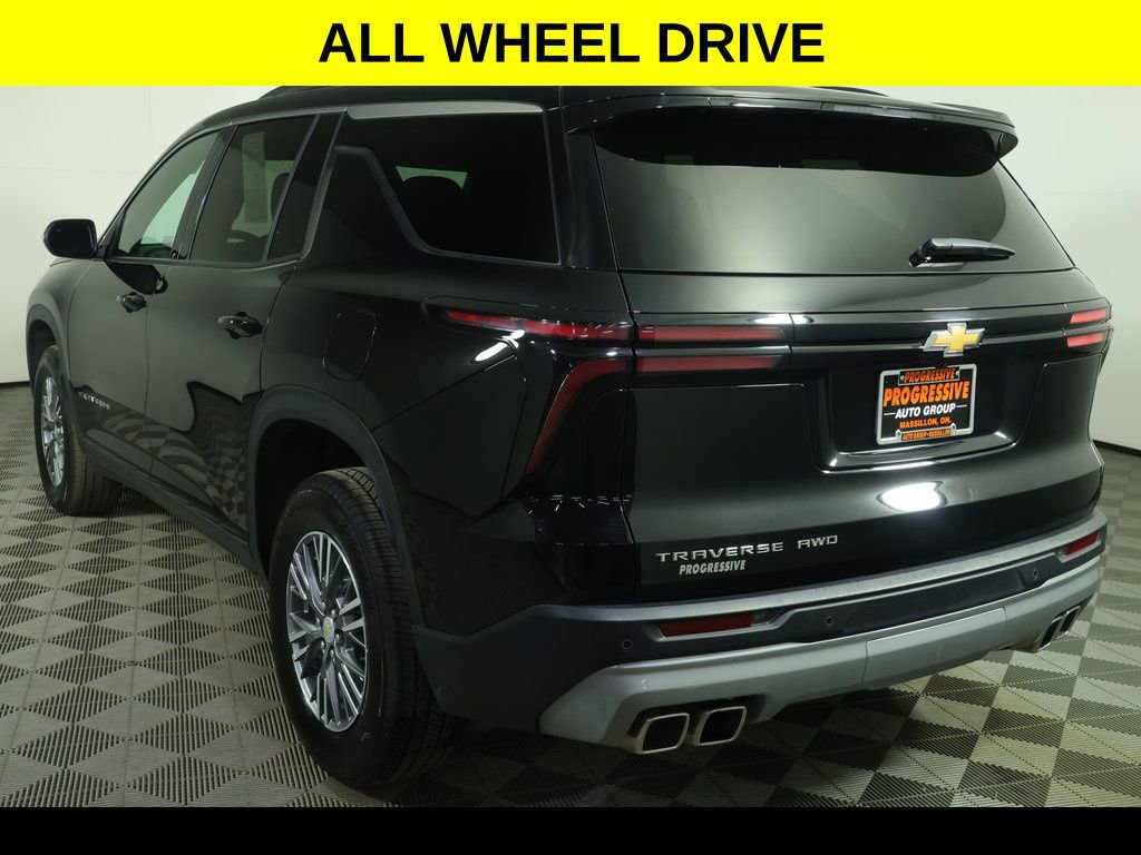 Used 2025 Chevrolet Traverse LT image 4
