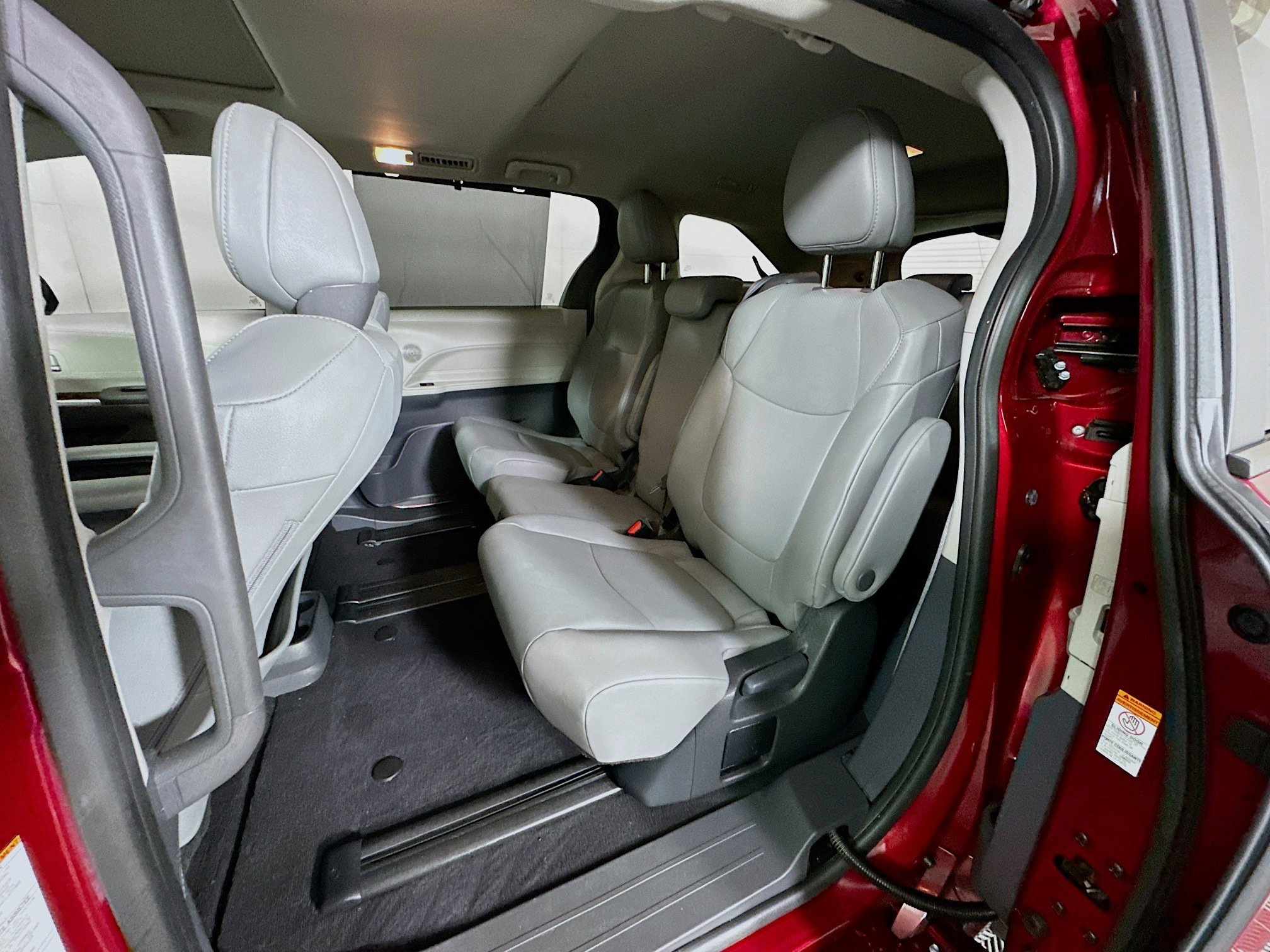 Used 2024 Toyota Sienna XLE FWD image 26