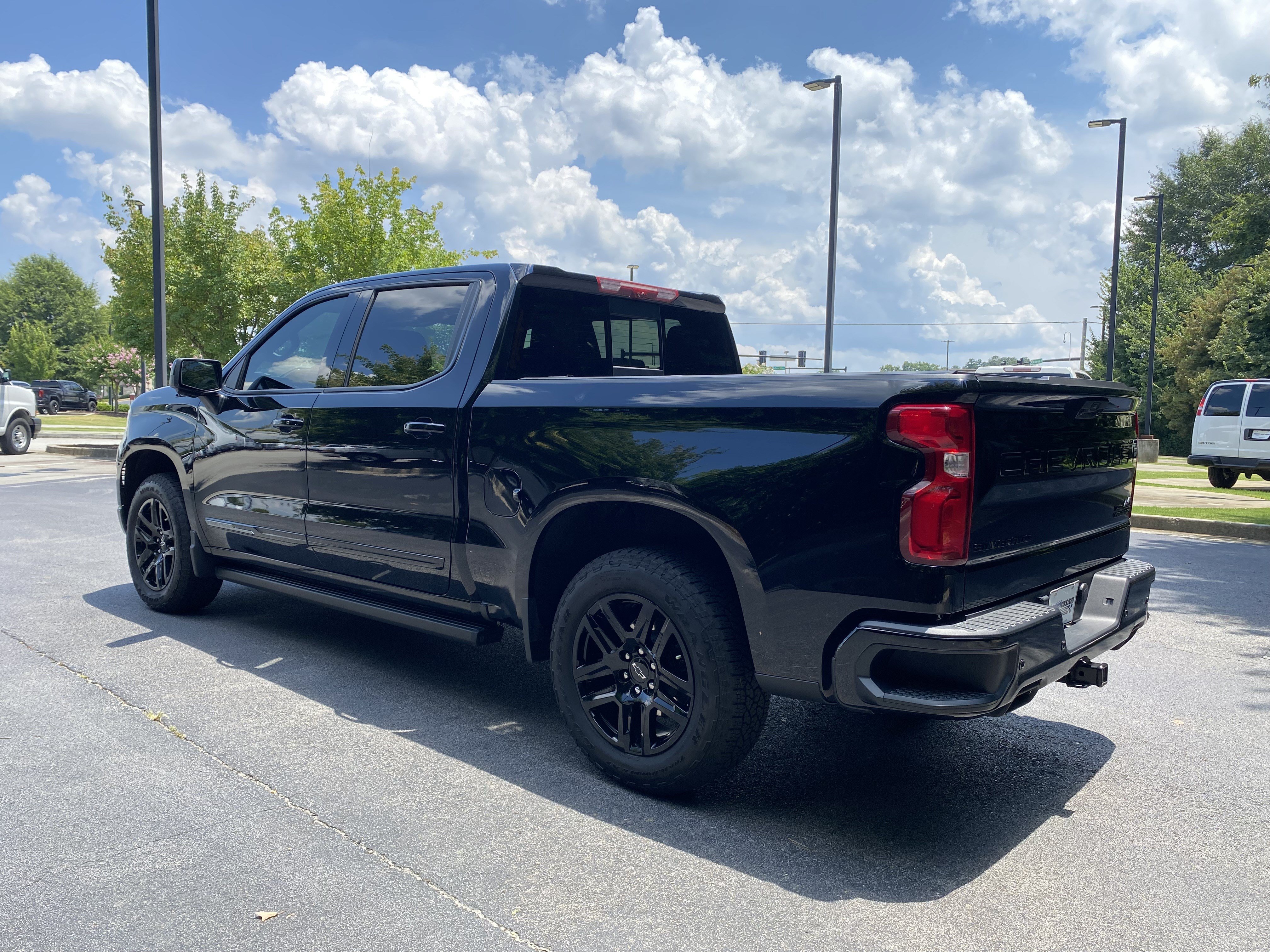 Used 2025 Chevrolet Silverado 1500 High Country w/ Midnight Edition AWD/4WD image 7