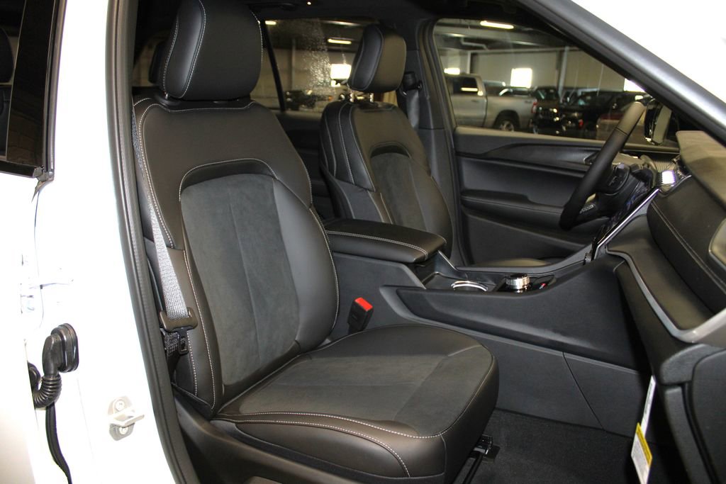 New 2025 Jeep Grand Cherokee Altitude image 30