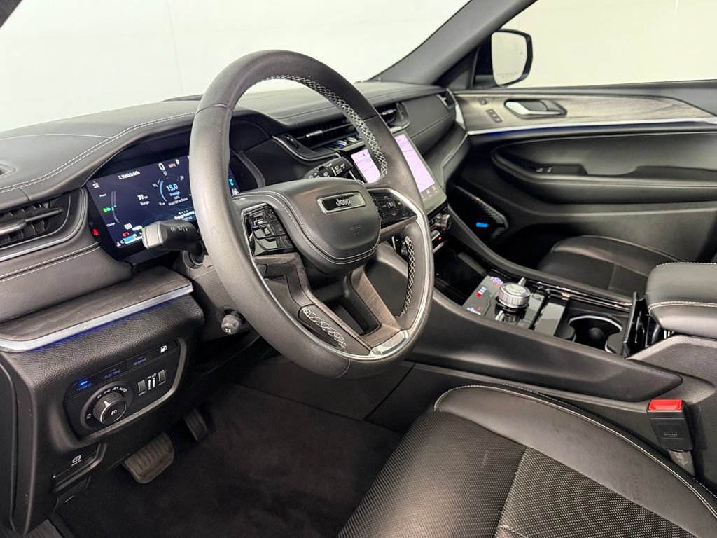 Used 2023 Jeep Grand Cherokee Overland w/ Luxury Tech Group IV AWD/4WD image 12