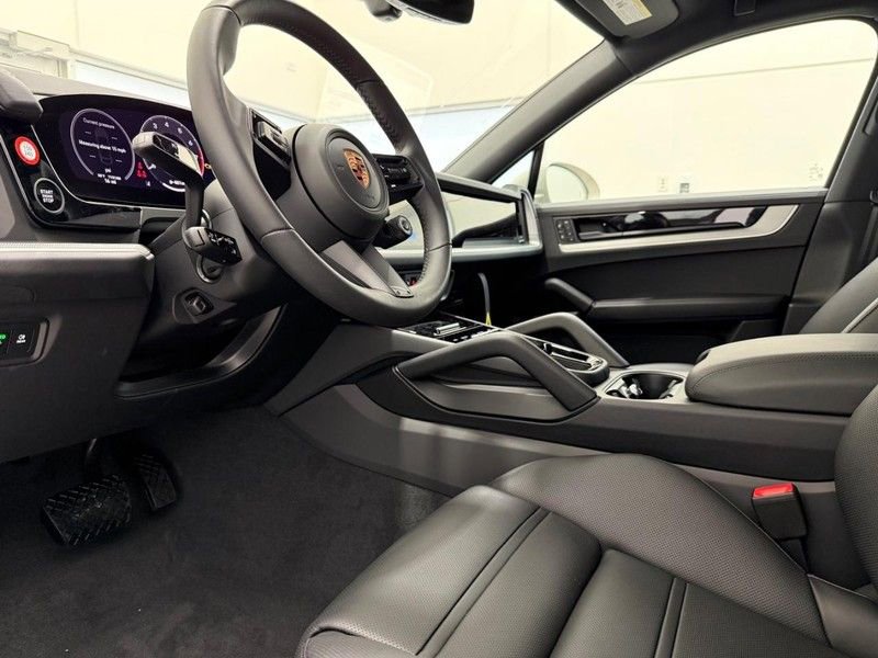 New 2026 Porsche Cayenne Coupe AWD/4WD image 4