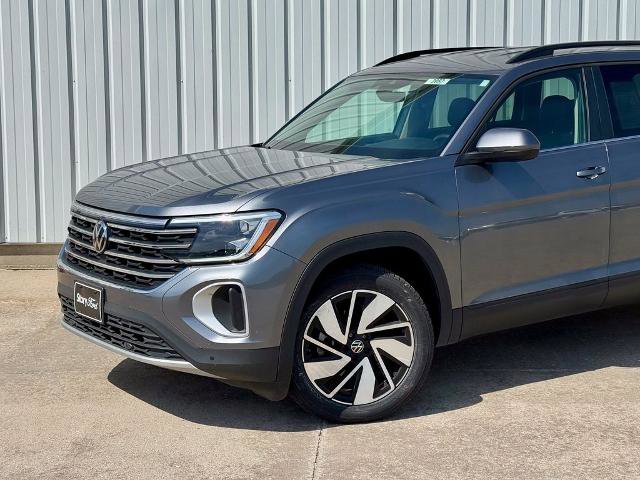 Used 2025 Volkswagen Atlas SE AWD/4WD image 2
