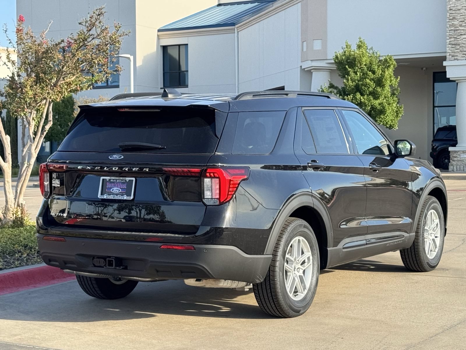New 2026 Ford Explorer Active RWD image 4