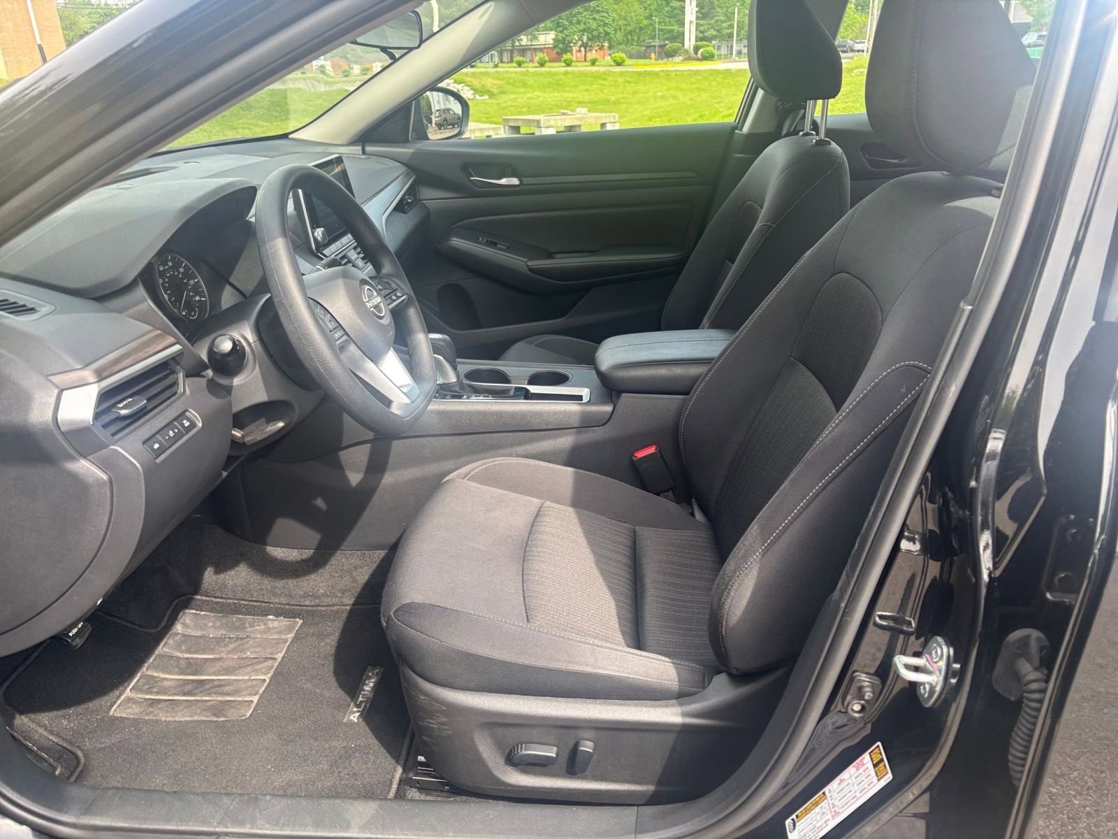 Used 2025 Nissan Altima 2.5 SV FWD image 24