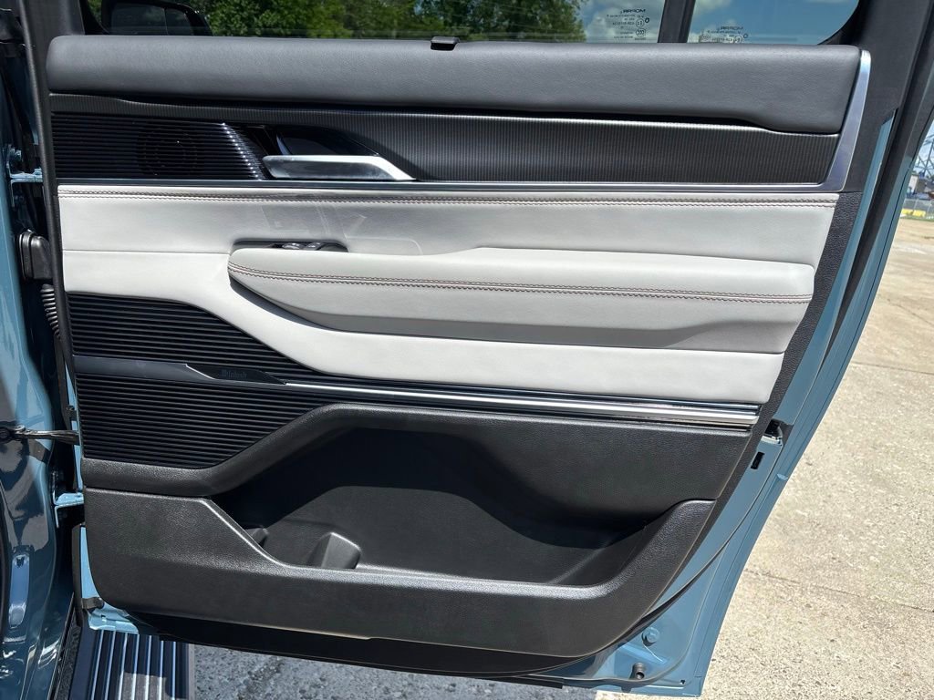 New 2026 Jeep Grand Wagoneer L Summit AWD/4WD image 30