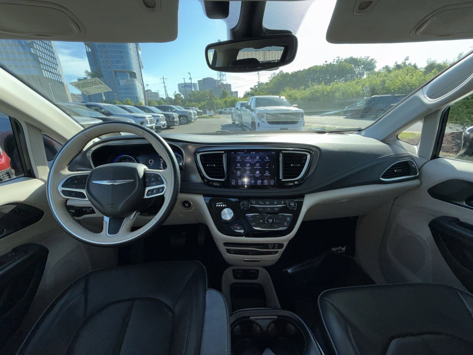 Used 2018 Chrysler Pacifica Limited w/ Tire & Wheel Group FWD image 23