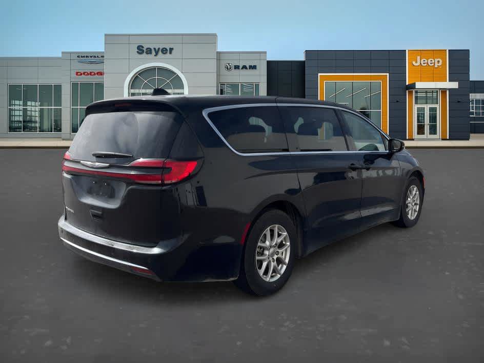 Used 2024 Chrysler Pacifica Touring-L FWD image 3