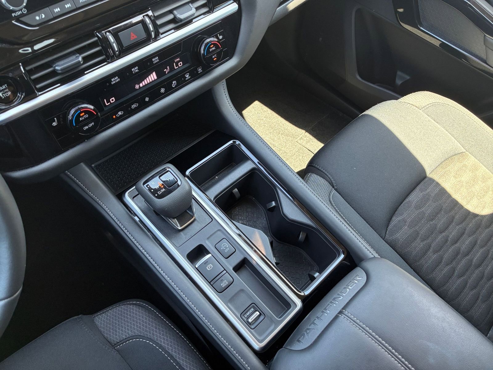 Used 2025 Nissan Pathfinder SV image 44