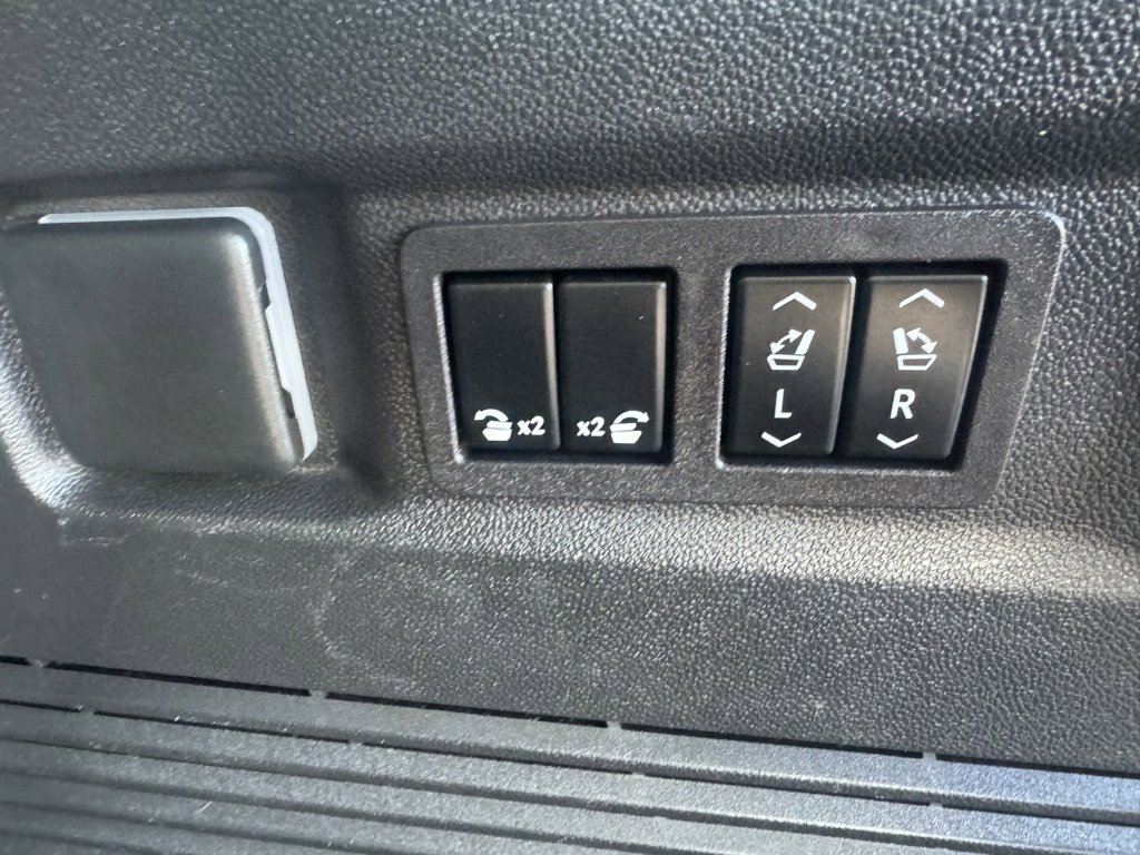 Used 2023 GMC Yukon SLT w/ SLT Premium Package image 6