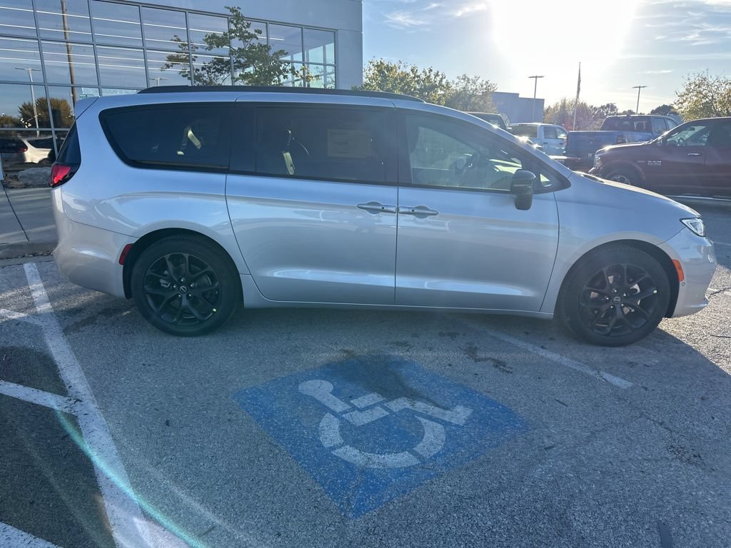 New 2026 Chrysler Pacifica Select FWD image 37