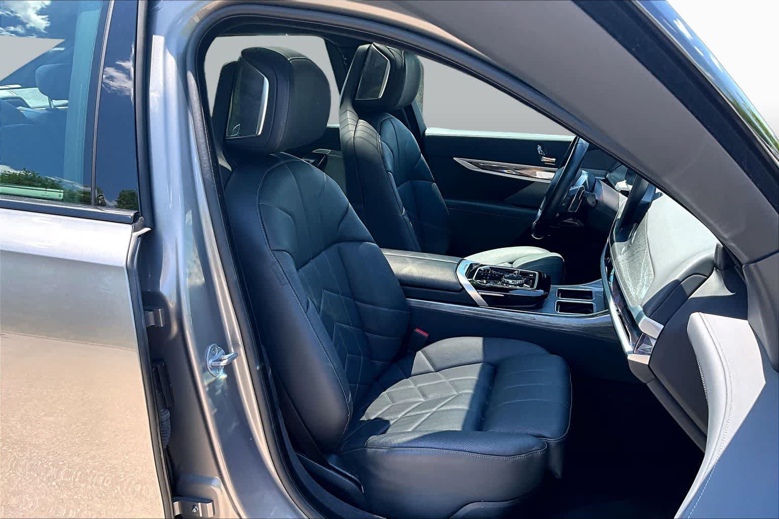 Certified 2025 BMW 740i RWD image 8