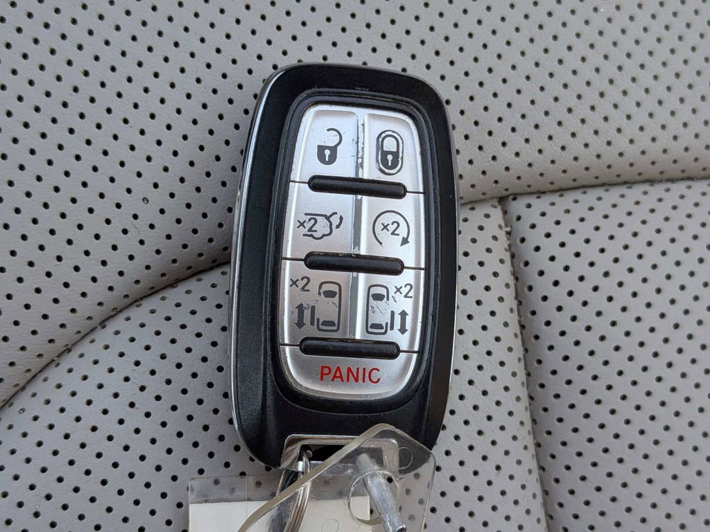 Used 2018 Chrysler Pacifica Limited w/ Advanced Safetytec Group FWD image 32