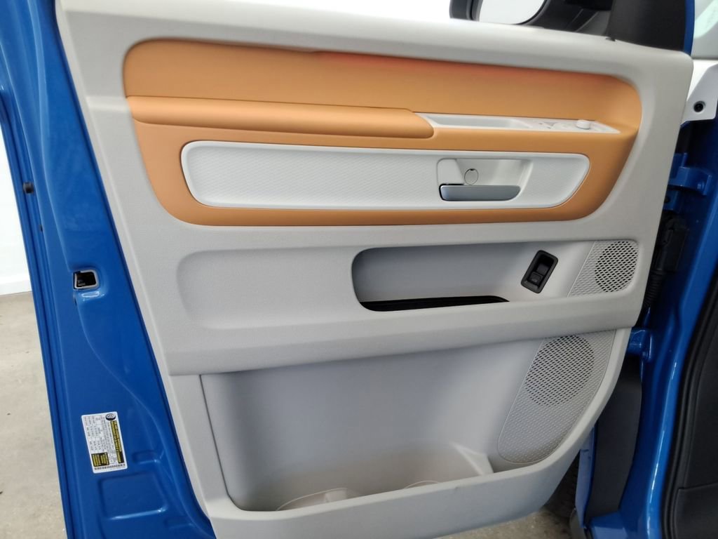 New 2025 Volkswagen ID. Buzz Pro S Plus RWD image 18