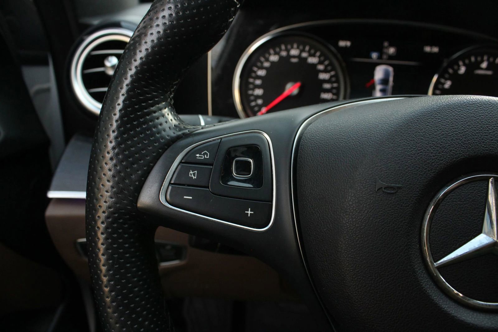 Used 2017 Mercedes-Benz E 300 image 29