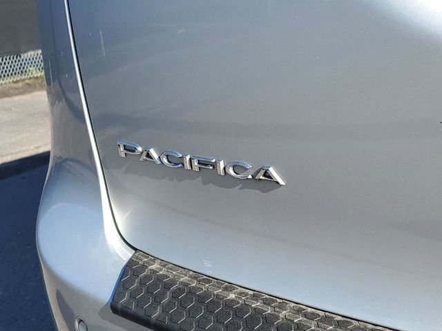 Used 2024 Chrysler Pacifica Touring-L FWD image 30