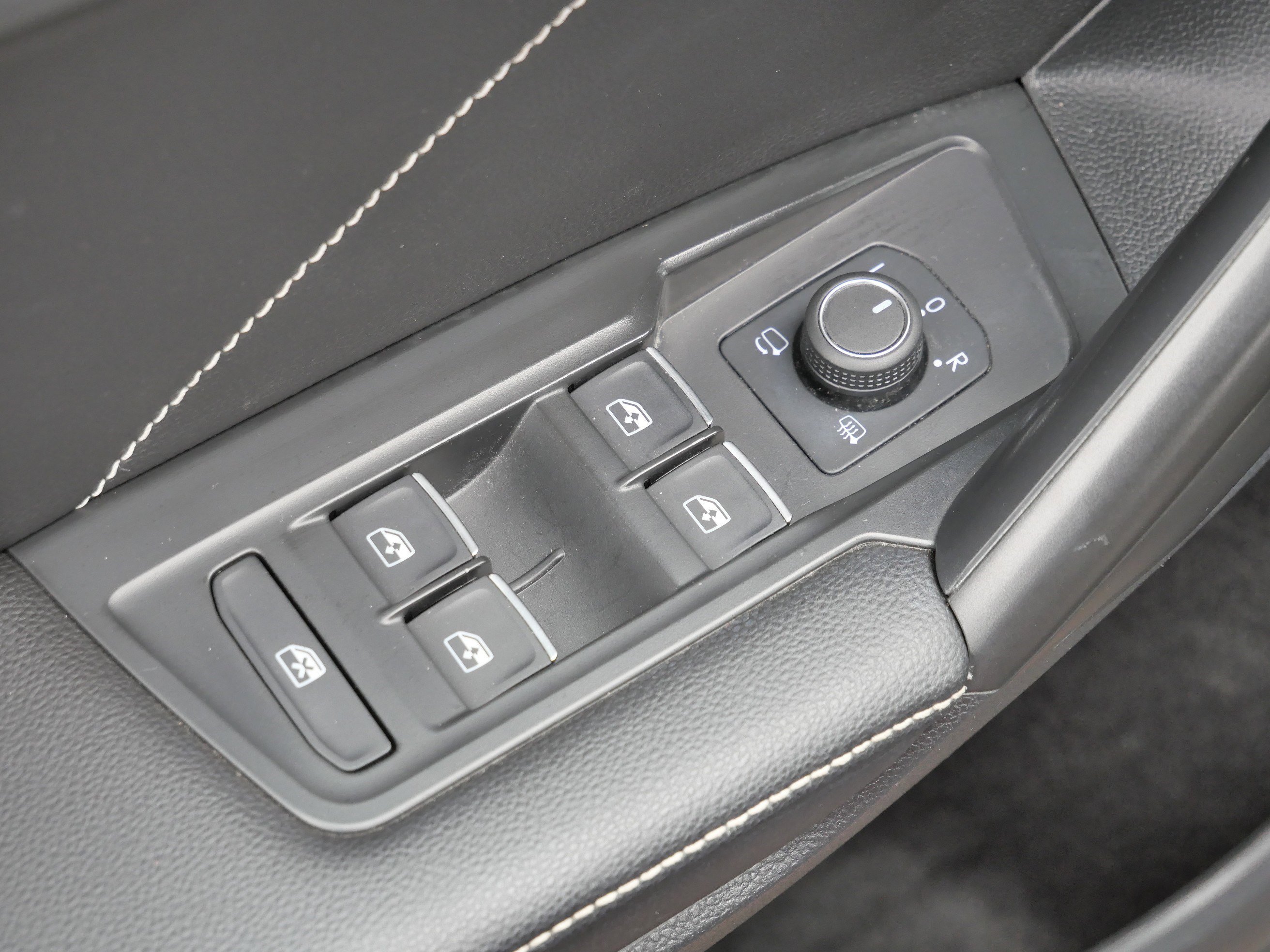 Certified 2022 Volkswagen Tiguan SEL R-Line image 19