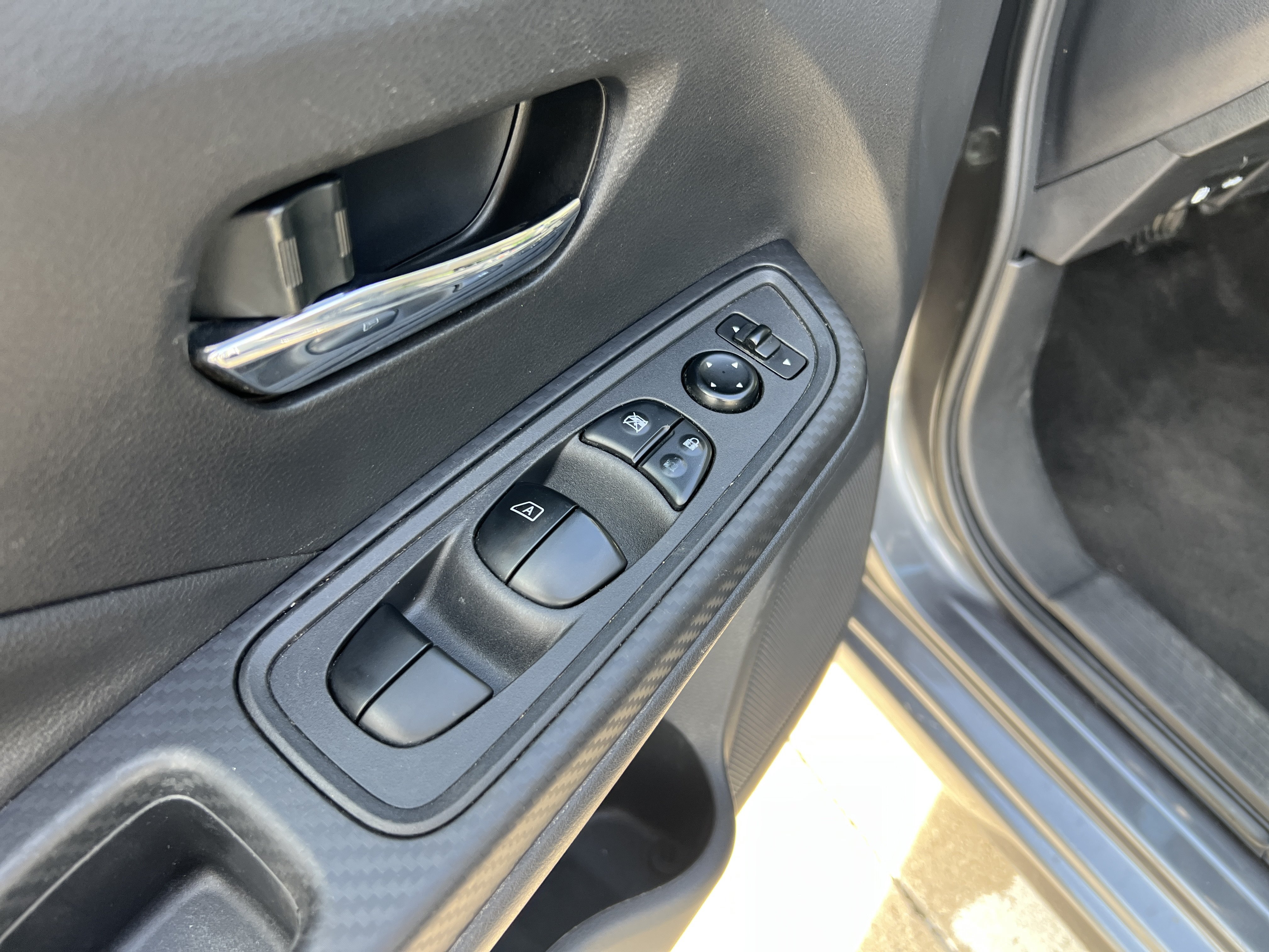 Used 2023 Nissan Versa SV FWD image 14