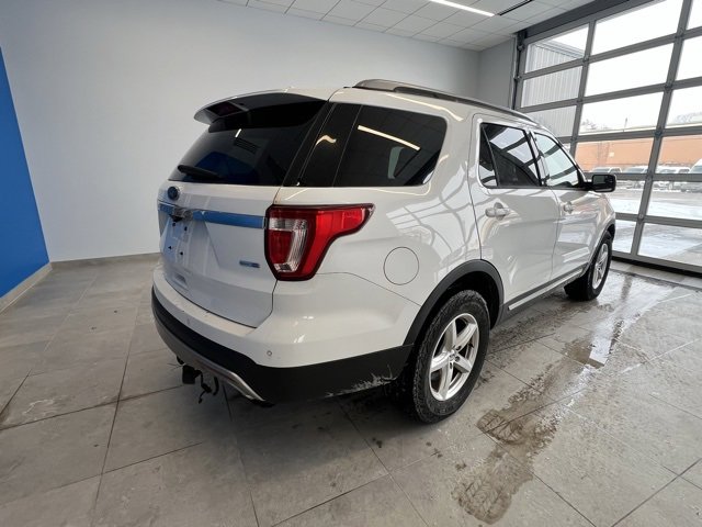Used 2017 Ford Explorer XLT image 5