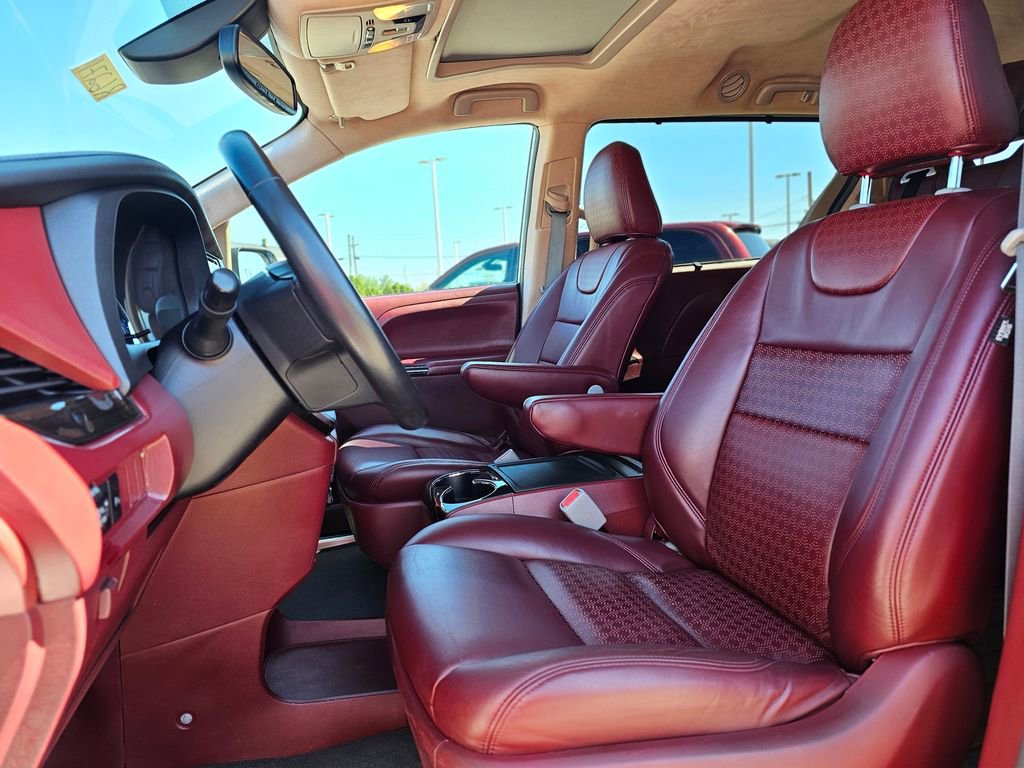 Used 2019 Toyota Sienna XLE w/ XLE Navigation Package image 28