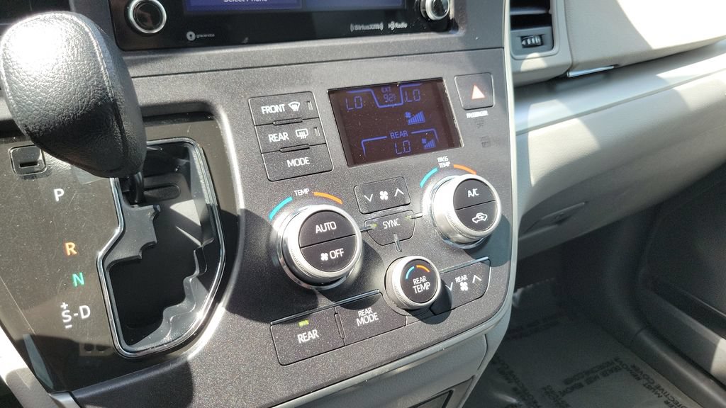 Used 2020 Toyota Sienna LE FWD image 18