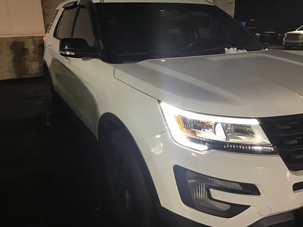 Used 2017 Ford Explorer XLT image 2