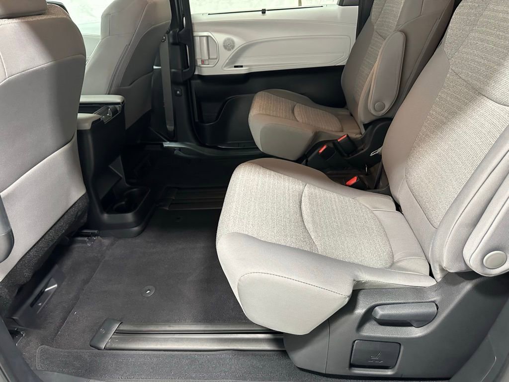 Used 2025 Toyota Sienna LE FWD image 46