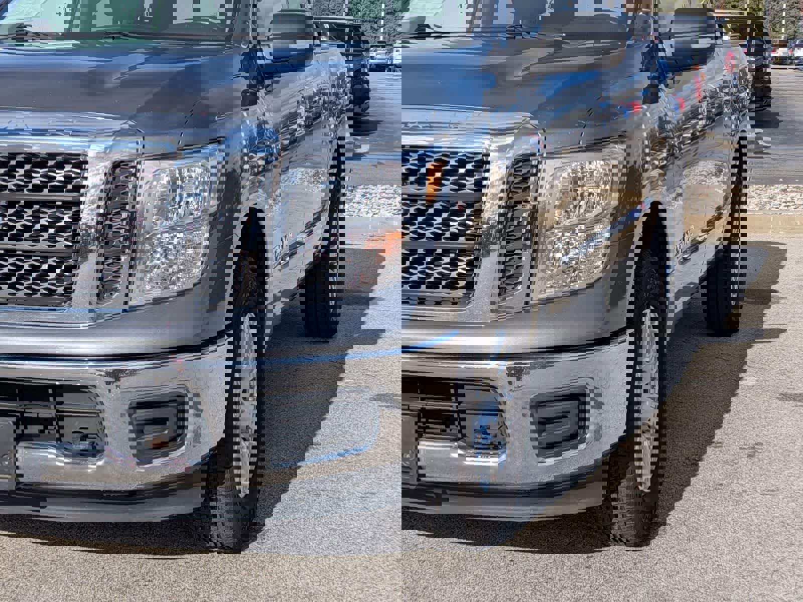 Used 2018 Nissan Titan SV image 10