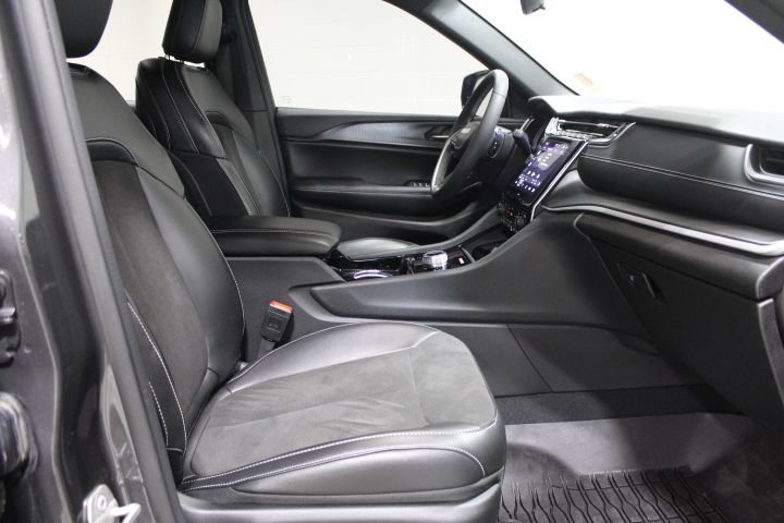 Used 2023 Jeep Grand Cherokee Altitude AWD/4WD image 25