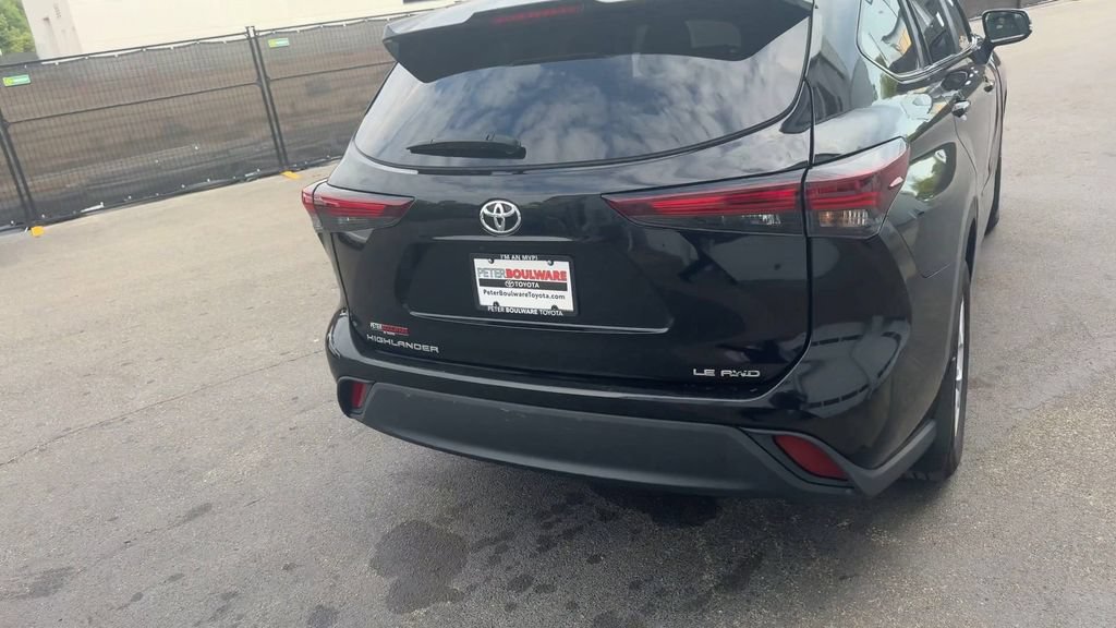 Used 2024 Toyota Highlander LE AWD/4WD image 14